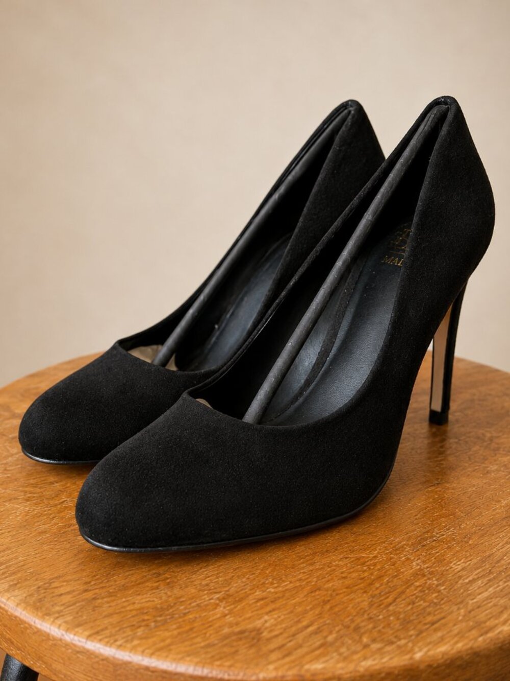 Truth or Dare by Madonna Ebikona Black Suede Classic Pumps Heels Women's Size 10